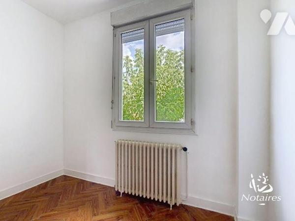 Entre le Bois de Thouars et le Parc Peixotto, à proximité d'un centre commercial , cette maison...