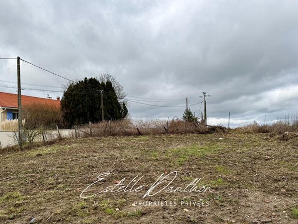 Terrain constructible de 860 m2 à Doissin