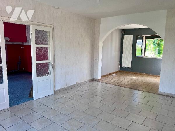 MONT D'ORIGNY, MAISON AVEC GARAGE ET BEAU TERRAIN