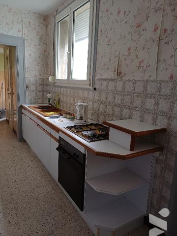 A OUTREAU, proche commodités, une maison d'habitation à rénover, son garage et son terrain.