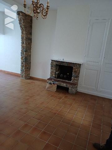 A OUTREAU, proche commodités, une maison d'habitation à rénover, son garage et son terrain.