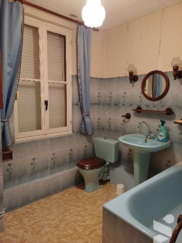 A OUTREAU, proche commodités, une maison d'habitation à rénover, son garage et son terrain.