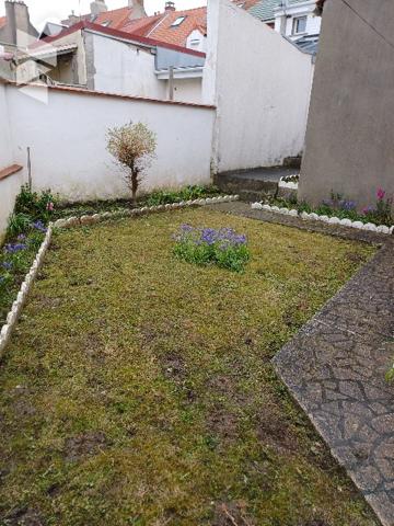 A OUTREAU, proche commodités, une maison d'habitation à rénover, son garage et son terrain.