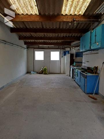 A OUTREAU, proche commodités, une maison d'habitation à rénover, son garage et son terrain.