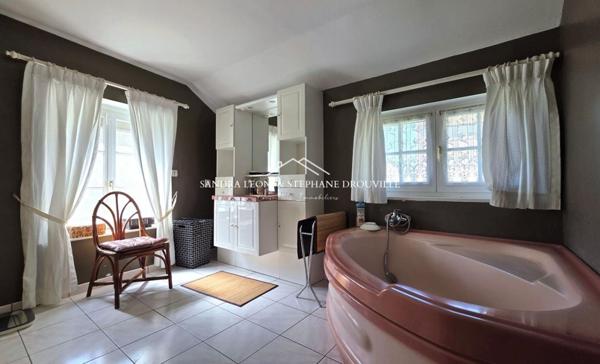 PROCHE CHARTRES - THIVARS - CHARMANTE MAISON DE VILLE de 295 m², 8 pièces