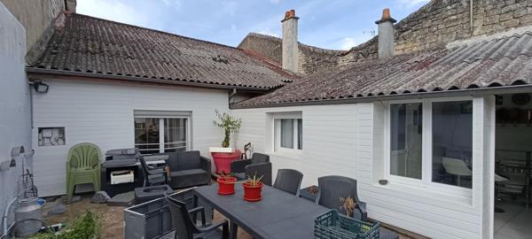 Maison de ville , grand jardin