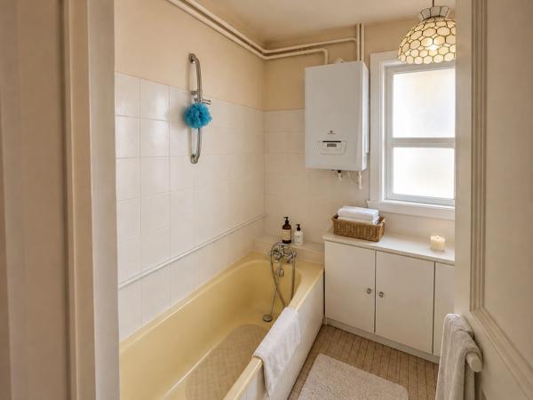 BIARRITZ – MAISON AVEC JARDIN, GARAGE & DÉPENDANCE – VENDUE LOUÉE A UNE PERSONNE AGÉE