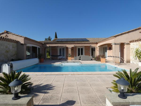 Ravissante propriétée d'environ 170m² sur un terrain paysagé de 3394m² avec piscine et gîte