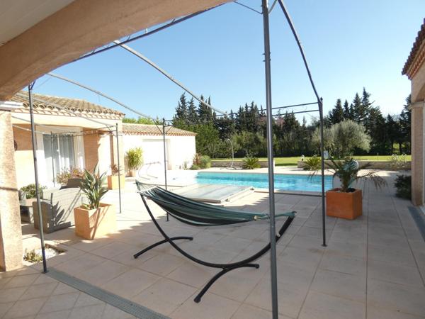 Ravissante propriétée d'environ 170m² sur un terrain paysagé de 3394m² avec piscine et gîte