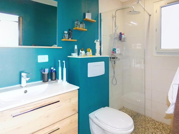 Ravissante propriétée d'environ 170m² sur un terrain paysagé de 3394m² avec piscine et gîte