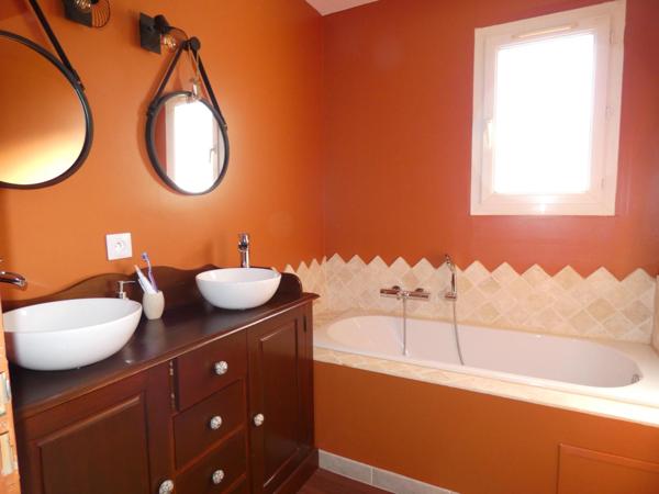 Ravissante propriétée d'environ 170m² sur un terrain paysagé de 3394m² avec piscine et gîte