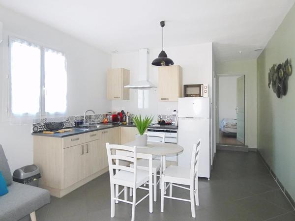 Ravissante propriétée d'environ 170m² sur un terrain paysagé de 3394m² avec piscine et gîte