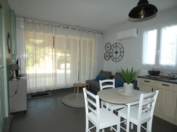 Ravissante propriétée d'environ 170m² sur un terrain paysagé de 3394m² avec piscine et gîte