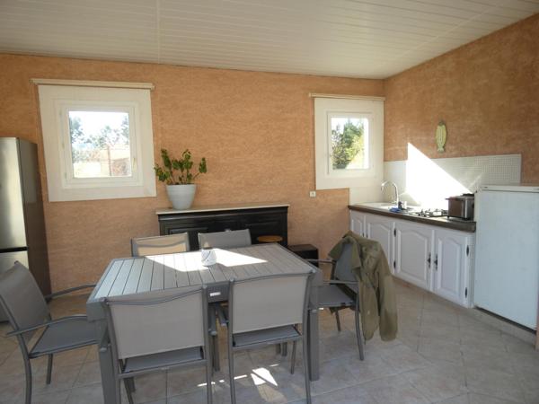 Ravissante propriétée d'environ 170m² sur un terrain paysagé de 3394m² avec piscine et gîte