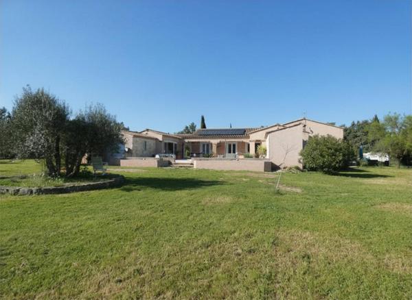 Ravissante propriétée d'environ 170m² sur un terrain paysagé de 3394m² avec piscine et gîte