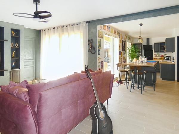 Ravissante propriétée d'environ 170m² sur un terrain paysagé de 3394m² avec piscine et gîte