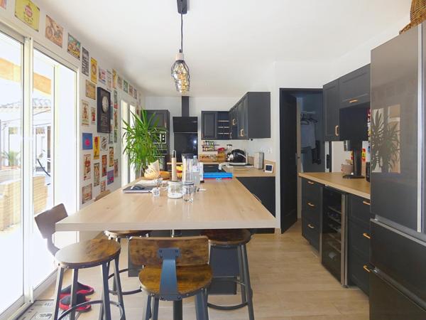 Ravissante propriétée d'environ 170m² sur un terrain paysagé de 3394m² avec piscine et gîte