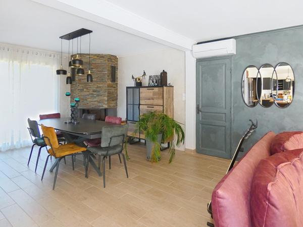 Ravissante propriétée d'environ 170m² sur un terrain paysagé de 3394m² avec piscine et gîte