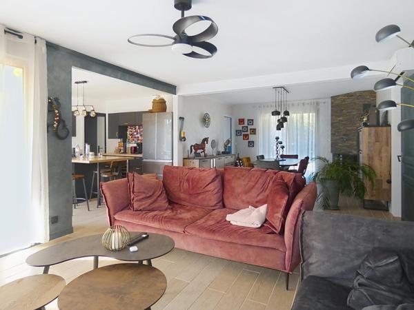 Ravissante propriétée d'environ 170m² sur un terrain paysagé de 3394m² avec piscine et gîte