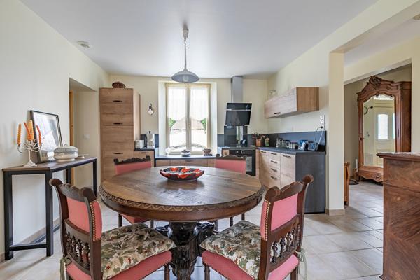 Charmante fermette rénovée avec dépendances et jardins