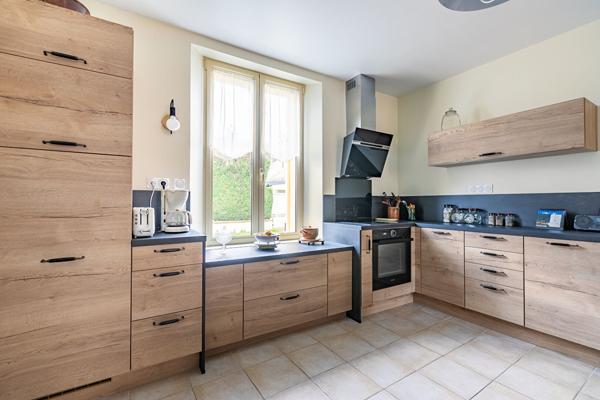 Charmante fermette rénovée avec dépendances et jardins