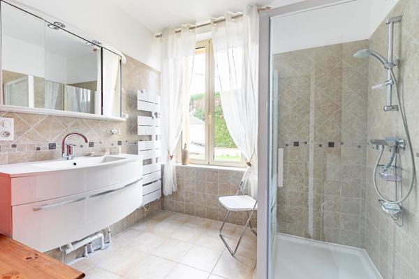 Charmante fermette rénovée avec dépendances et jardins