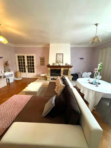 Appartement à LE CHAMBON-FEUGEROLLES, 42500 - 5 pièces 135m²