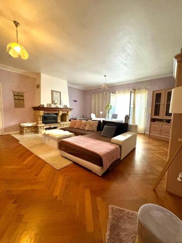 Appartement à LE CHAMBON-FEUGEROLLES, 42500 - 5 pièces 135m²