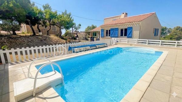 Maison T5 de 104 m² avec piscine – Quartier recherché en impasse sur Jonqiere (route de st pierre) 

Située dans un secteur calme et très recherché, au fond d'une impasse, cette agréable maison de type 5 d'environ 104 m² saura vous séduire par ses volumes et ses prestations.

Elle se compose d'un séjour lumineux de 30 m² avec cheminée, d'une mezzanine offrant un espace supplémentaire, d'une cuisine équipée et aménagée, ainsi que de 3 chambres confortables allant de 9 à 13 m².

Le bien dispose également d'un vaste sous-sol d'environ 90 m² comprenant une dépendance avec chambre et salle de bain, un dressing, un garage ainsi qu'un atelier, offrant de nombreuses possibilités d'aménagement.

À l'extérieur, vous profiterez d'une belle terrasse avec véranda donnant sur la piscine, idéale pour les moments de détente en famille ou entre amis. Un portail électrique complète les prestations de cette maison.

LES PLUS/ Quartier recherché, accès rapide à l'autoroute, et sur la route des plages de Carro et la Couronne, climatisation réversible, moustiquaires.

Un bien rare sur le secteur, à découvrir sans tarder ! les biens partent vite sur le secteur.