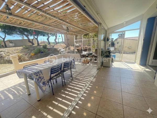Maison T5 de 104 m² avec piscine – Quartier recherché en impasse sur Jonqiere (route de st pierre) 

Située dans un secteur calme et très recherché, au fond d'une impasse, cette agréable maison de type 5 d'environ 104 m² saura vous séduire par ses volumes et ses prestations.

Elle se compose d'un séjour lumineux de 30 m² avec cheminée, d'une mezzanine offrant un espace supplémentaire, d'une cuisine équipée et aménagée, ainsi que de 3 chambres confortables allant de 9 à 13 m².

Le bien dispose également d'un vaste sous-sol d'environ 90 m² comprenant une dépendance avec chambre et salle de bain, un dressing, un garage ainsi qu'un atelier, offrant de nombreuses possibilités d'aménagement.

À l'extérieur, vous profiterez d'une belle terrasse avec véranda donnant sur la piscine, idéale pour les moments de détente en famille ou entre amis. Un portail électrique complète les prestations de cette maison.

LES PLUS/ Quartier recherché, accès rapide à l'autoroute, et sur la route des plages de Carro et la Couronne, climatisation réversible, moustiquaires.

Un bien rare sur le secteur, à découvrir sans tarder ! les biens partent vite sur le secteur.
