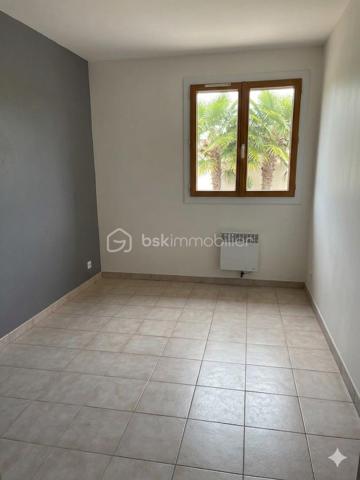 Maison T5 de 104 m² avec piscine – Quartier recherché en impasse sur Jonqiere (route de st pierre) 

Située dans un secteur calme et très recherché, au fond d'une impasse, cette agréable maison de type 5 d'environ 104 m² saura vous séduire par ses volumes et ses prestations.

Elle se compose d'un séjour lumineux de 30 m² avec cheminée, d'une mezzanine offrant un espace supplémentaire, d'une cuisine équipée et aménagée, ainsi que de 3 chambres confortables allant de 9 à 13 m².

Le bien dispose également d'un vaste sous-sol d'environ 90 m² comprenant une dépendance avec chambre et salle de bain, un dressing, un garage ainsi qu'un atelier, offrant de nombreuses possibilités d'aménagement.

À l'extérieur, vous profiterez d'une belle terrasse avec véranda donnant sur la piscine, idéale pour les moments de détente en famille ou entre amis. Un portail électrique complète les prestations de cette maison.

LES PLUS/ Quartier recherché, accès rapide à l'autoroute, et sur la route des plages de Carro et la Couronne, climatisation réversible, moustiquaires.

Un bien rare sur le secteur, à découvrir sans tarder ! les biens partent vite sur le secteur.