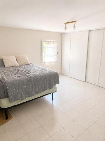 Maison T5 de 104 m² avec piscine – Quartier recherché en impasse sur Jonqiere (route de st pierre) 

Située dans un secteur calme et très recherché, au fond d'une impasse, cette agréable maison de type 5 d'environ 104 m² saura vous séduire par ses volumes et ses prestations.

Elle se compose d'un séjour lumineux de 30 m² avec cheminée, d'une mezzanine offrant un espace supplémentaire, d'une cuisine équipée et aménagée, ainsi que de 3 chambres confortables allant de 9 à 13 m².

Le bien dispose également d'un vaste sous-sol d'environ 90 m² comprenant une dépendance avec chambre et salle de bain, un dressing, un garage ainsi qu'un atelier, offrant de nombreuses possibilités d'aménagement.

À l'extérieur, vous profiterez d'une belle terrasse avec véranda donnant sur la piscine, idéale pour les moments de détente en famille ou entre amis. Un portail électrique complète les prestations de cette maison.

LES PLUS/ Quartier recherché, accès rapide à l'autoroute, et sur la route des plages de Carro et la Couronne, climatisation réversible, moustiquaires.

Un bien rare sur le secteur, à découvrir sans tarder ! les biens partent vite sur le secteur.