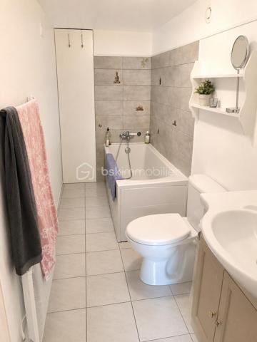 Maison T5 de 104 m² avec piscine – Quartier recherché en impasse sur Jonqiere (route de st pierre) 

Située dans un secteur calme et très recherché, au fond d'une impasse, cette agréable maison de type 5 d'environ 104 m² saura vous séduire par ses volumes et ses prestations.

Elle se compose d'un séjour lumineux de 30 m² avec cheminée, d'une mezzanine offrant un espace supplémentaire, d'une cuisine équipée et aménagée, ainsi que de 3 chambres confortables allant de 9 à 13 m².

Le bien dispose également d'un vaste sous-sol d'environ 90 m² comprenant une dépendance avec chambre et salle de bain, un dressing, un garage ainsi qu'un atelier, offrant de nombreuses possibilités d'aménagement.

À l'extérieur, vous profiterez d'une belle terrasse avec véranda donnant sur la piscine, idéale pour les moments de détente en famille ou entre amis. Un portail électrique complète les prestations de cette maison.

LES PLUS/ Quartier recherché, accès rapide à l'autoroute, et sur la route des plages de Carro et la Couronne, climatisation réversible, moustiquaires.

Un bien rare sur le secteur, à découvrir sans tarder ! les biens partent vite sur le secteur.