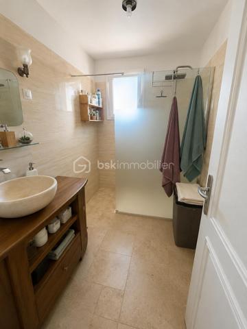Maison T5 de 104 m² avec piscine – Quartier recherché en impasse sur Jonqiere (route de st pierre) 

Située dans un secteur calme et très recherché, au fond d'une impasse, cette agréable maison de type 5 d'environ 104 m² saura vous séduire par ses volumes et ses prestations.

Elle se compose d'un séjour lumineux de 30 m² avec cheminée, d'une mezzanine offrant un espace supplémentaire, d'une cuisine équipée et aménagée, ainsi que de 3 chambres confortables allant de 9 à 13 m².

Le bien dispose également d'un vaste sous-sol d'environ 90 m² comprenant une dépendance avec chambre et salle de bain, un dressing, un garage ainsi qu'un atelier, offrant de nombreuses possibilités d'aménagement.

À l'extérieur, vous profiterez d'une belle terrasse avec véranda donnant sur la piscine, idéale pour les moments de détente en famille ou entre amis. Un portail électrique complète les prestations de cette maison.

LES PLUS/ Quartier recherché, accès rapide à l'autoroute, et sur la route des plages de Carro et la Couronne, climatisation réversible, moustiquaires.

Un bien rare sur le secteur, à découvrir sans tarder ! les biens partent vite sur le secteur.
