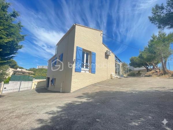 Maison T5 de 104 m² avec piscine – Quartier recherché en impasse sur Jonqiere (route de st pierre) 

Située dans un secteur calme et très recherché, au fond d'une impasse, cette agréable maison de type 5 d'environ 104 m² saura vous séduire par ses volumes et ses prestations.

Elle se compose d'un séjour lumineux de 30 m² avec cheminée, d'une mezzanine offrant un espace supplémentaire, d'une cuisine équipée et aménagée, ainsi que de 3 chambres confortables allant de 9 à 13 m².

Le bien dispose également d'un vaste sous-sol d'environ 90 m² comprenant une dépendance avec chambre et salle de bain, un dressing, un garage ainsi qu'un atelier, offrant de nombreuses possibilités d'aménagement.

À l'extérieur, vous profiterez d'une belle terrasse avec véranda donnant sur la piscine, idéale pour les moments de détente en famille ou entre amis. Un portail électrique complète les prestations de cette maison.

LES PLUS/ Quartier recherché, accès rapide à l'autoroute, et sur la route des plages de Carro et la Couronne, climatisation réversible, moustiquaires.

Un bien rare sur le secteur, à découvrir sans tarder ! les biens partent vite sur le secteur.