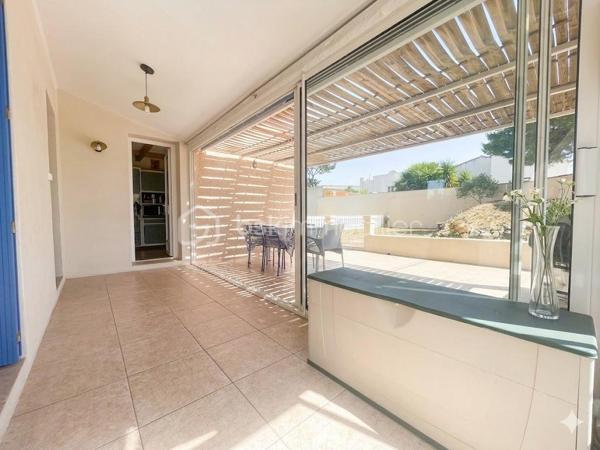Maison T5 de 104 m² avec piscine – Quartier recherché en impasse sur Jonqiere (route de st pierre) 

Située dans un secteur calme et très recherché, au fond d'une impasse, cette agréable maison de type 5 d'environ 104 m² saura vous séduire par ses volumes et ses prestations.

Elle se compose d'un séjour lumineux de 30 m² avec cheminée, d'une mezzanine offrant un espace supplémentaire, d'une cuisine équipée et aménagée, ainsi que de 3 chambres confortables allant de 9 à 13 m².

Le bien dispose également d'un vaste sous-sol d'environ 90 m² comprenant une dépendance avec chambre et salle de bain, un dressing, un garage ainsi qu'un atelier, offrant de nombreuses possibilités d'aménagement.

À l'extérieur, vous profiterez d'une belle terrasse avec véranda donnant sur la piscine, idéale pour les moments de détente en famille ou entre amis. Un portail électrique complète les prestations de cette maison.

LES PLUS/ Quartier recherché, accès rapide à l'autoroute, et sur la route des plages de Carro et la Couronne, climatisation réversible, moustiquaires.

Un bien rare sur le secteur, à découvrir sans tarder ! les biens partent vite sur le secteur.