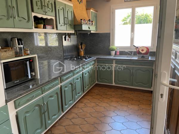 Maison T5 de 104 m² avec piscine – Quartier recherché en impasse sur Jonqiere (route de st pierre) 

Située dans un secteur calme et très recherché, au fond d'une impasse, cette agréable maison de type 5 d'environ 104 m² saura vous séduire par ses volumes et ses prestations.

Elle se compose d'un séjour lumineux de 30 m² avec cheminée, d'une mezzanine offrant un espace supplémentaire, d'une cuisine équipée et aménagée, ainsi que de 3 chambres confortables allant de 9 à 13 m².

Le bien dispose également d'un vaste sous-sol d'environ 90 m² comprenant une dépendance avec chambre et salle de bain, un dressing, un garage ainsi qu'un atelier, offrant de nombreuses possibilités d'aménagement.

À l'extérieur, vous profiterez d'une belle terrasse avec véranda donnant sur la piscine, idéale pour les moments de détente en famille ou entre amis. Un portail électrique complète les prestations de cette maison.

LES PLUS/ Quartier recherché, accès rapide à l'autoroute, et sur la route des plages de Carro et la Couronne, climatisation réversible, moustiquaires.

Un bien rare sur le secteur, à découvrir sans tarder ! les biens partent vite sur le secteur.