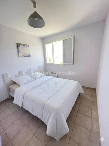 Maison T5 de 104 m² avec piscine – Quartier recherché en impasse sur Jonqiere (route de st pierre) 

Située dans un secteur calme et très recherché, au fond d'une impasse, cette agréable maison de type 5 d'environ 104 m² saura vous séduire par ses volumes et ses prestations.

Elle se compose d'un séjour lumineux de 30 m² avec cheminée, d'une mezzanine offrant un espace supplémentaire, d'une cuisine équipée et aménagée, ainsi que de 3 chambres confortables allant de 9 à 13 m².

Le bien dispose également d'un vaste sous-sol d'environ 90 m² comprenant une dépendance avec chambre et salle de bain, un dressing, un garage ainsi qu'un atelier, offrant de nombreuses possibilités d'aménagement.

À l'extérieur, vous profiterez d'une belle terrasse avec véranda donnant sur la piscine, idéale pour les moments de détente en famille ou entre amis. Un portail électrique complète les prestations de cette maison.

LES PLUS/ Quartier recherché, accès rapide à l'autoroute, et sur la route des plages de Carro et la Couronne, climatisation réversible, moustiquaires.

Un bien rare sur le secteur, à découvrir sans tarder ! les biens partent vite sur le secteur.