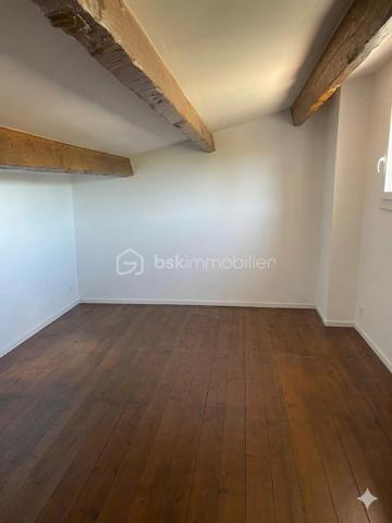 Maison T5 de 104 m² avec piscine – Quartier recherché en impasse sur Jonqiere (route de st pierre) 

Située dans un secteur calme et très recherché, au fond d'une impasse, cette agréable maison de type 5 d'environ 104 m² saura vous séduire par ses volumes et ses prestations.

Elle se compose d'un séjour lumineux de 30 m² avec cheminée, d'une mezzanine offrant un espace supplémentaire, d'une cuisine équipée et aménagée, ainsi que de 3 chambres confortables allant de 9 à 13 m².

Le bien dispose également d'un vaste sous-sol d'environ 90 m² comprenant une dépendance avec chambre et salle de bain, un dressing, un garage ainsi qu'un atelier, offrant de nombreuses possibilités d'aménagement.

À l'extérieur, vous profiterez d'une belle terrasse avec véranda donnant sur la piscine, idéale pour les moments de détente en famille ou entre amis. Un portail électrique complète les prestations de cette maison.

LES PLUS/ Quartier recherché, accès rapide à l'autoroute, et sur la route des plages de Carro et la Couronne, climatisation réversible, moustiquaires.

Un bien rare sur le secteur, à découvrir sans tarder ! les biens partent vite sur le secteur.