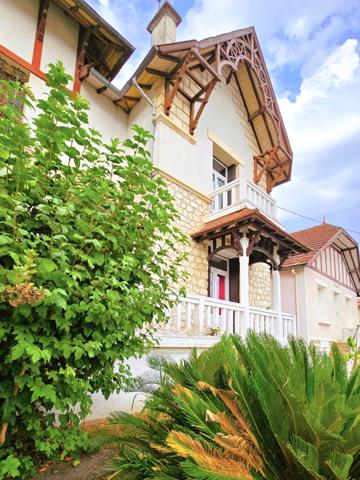 Sainte-Livrade-sur-Lot (47110) Elégante maison de ville des années 50 , 154m², 4 chambres