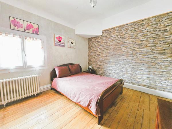 Sainte-Livrade-sur-Lot (47110) Elégante maison de ville des années 50 , 154m², 4 chambres