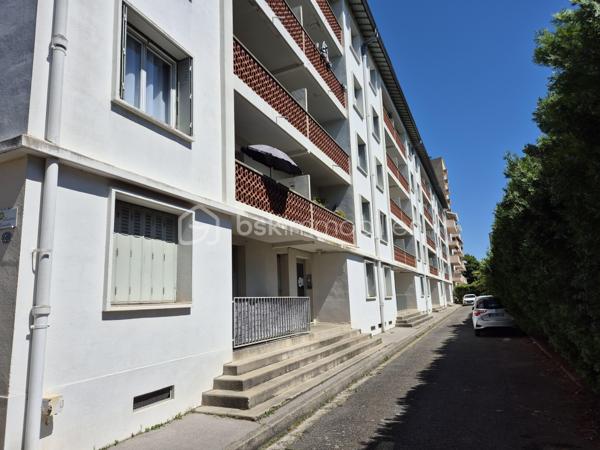 📍 TOULOUSE CÔTE PAVÉE / GUILHEMERY – Spécial Investisseur : T3 traversant avec garage et cave

🌟Au sein d'une copropriété calme des années 1960, découvrez cet appartement T3 traversant de 52 m² situé en rez-de-chaussée. Positionné dans le secteur très prisé et résidentiel de la Côte Pavée / Guilhemery, ce bien vendu loué 639€/mois offre une excellente sécurité patrimoniale grâce à son locataire historique fiable et un fort potentiel de valorisation.
📋 Caractéristiques : 52 m² en rez-de-chaussée composé d'une entrée, un séjour de 14m², une cuisine indépendante de 9.46m², 2 chambres, une salle d'eau + WC. Appartement traversant Est-Ouest garantissant une belle lumière tout au long de la journée, et deux petites terrasses pour profiter des beaux jours.
Les grands + : Un garage fermé (box), une cave + place parking, trois actifs très recherchés et rares sur le secteur.
Diagnostic Énergie (DPE) : Classe E.
🛠 Potentiel & Rénovation : l'appartement est dans son jus et nécessitera des travaux de rénovation (rafraîchissement, isolation, cuisine/salle de bains) pour un budget de travaux estimé à environ 20 000€.
Opportunité fiscale : Idéal pour un projet en déficit foncier afin d'optimiser fortement votre fiscalité et de moderniser le bien pour le futur.

📈 Situation locative & Calendrier : Vendu occupé par une locataire sérieuse, stable et rigoureuse dans le paiement de ses loyers. Échéance du bail : Août 2026.

🌳 Emplacement stratégique : situé sur les hauteurs de la Côte Pavée / Guilhemery, un quartier familial, verdoyant et ultra-coté de Toulouse c'est à dire à proximité immédiate des commerces de l'avenue de Jean Rieux et de l'avenue de Castres avec leurs écoles de renom à deux pas et ligne 1 de bus performante pour rejoindre l'hyper-centre. C'est un secteur à très forte valeur patrimoniale où la demande locative est permanente, notamment pour des meublés en collocation à destination des étudiants.

    L'avis de l'expert : À 135 000 € avec un garage fermé et une cave dans ce quartier, le prix au m² est particulièrement compétitif. 

Dossier complet (bail, diagnostics, plans) disponible sur demande. Contactez-moi au 06 79 15 47 27 pour planifier une visite !