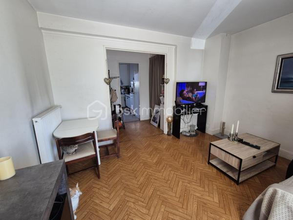 📍 TOULOUSE CÔTE PAVÉE / GUILHEMERY – Spécial Investisseur : T3 traversant avec garage et cave

🌟Au sein d'une copropriété calme des années 1960, découvrez cet appartement T3 traversant de 52 m² situé en rez-de-chaussée. Positionné dans le secteur très prisé et résidentiel de la Côte Pavée / Guilhemery, ce bien vendu loué 639€/mois offre une excellente sécurité patrimoniale grâce à son locataire historique fiable et un fort potentiel de valorisation.
📋 Caractéristiques : 52 m² en rez-de-chaussée composé d'une entrée, un séjour de 14m², une cuisine indépendante de 9.46m², 2 chambres, une salle d'eau + WC. Appartement traversant Est-Ouest garantissant une belle lumière tout au long de la journée, et deux petites terrasses pour profiter des beaux jours.
Les grands + : Un garage fermé (box), une cave + place parking, trois actifs très recherchés et rares sur le secteur.
Diagnostic Énergie (DPE) : Classe E.
🛠 Potentiel & Rénovation : l'appartement est dans son jus et nécessitera des travaux de rénovation (rafraîchissement, isolation, cuisine/salle de bains) pour un budget de travaux estimé à environ 20 000€.
Opportunité fiscale : Idéal pour un projet en déficit foncier afin d'optimiser fortement votre fiscalité et de moderniser le bien pour le futur.

📈 Situation locative & Calendrier : Vendu occupé par une locataire sérieuse, stable et rigoureuse dans le paiement de ses loyers. Échéance du bail : Août 2026.

🌳 Emplacement stratégique : situé sur les hauteurs de la Côte Pavée / Guilhemery, un quartier familial, verdoyant et ultra-coté de Toulouse c'est à dire à proximité immédiate des commerces de l'avenue de Jean Rieux et de l'avenue de Castres avec leurs écoles de renom à deux pas et ligne 1 de bus performante pour rejoindre l'hyper-centre. C'est un secteur à très forte valeur patrimoniale où la demande locative est permanente, notamment pour des meublés en collocation à destination des étudiants.

    L'avis de l'expert : À 135 000 € avec un garage fermé et une cave dans ce quartier, le prix au m² est particulièrement compétitif. 

Dossier complet (bail, diagnostics, plans) disponible sur demande. Contactez-moi au 06 79 15 47 27 pour planifier une visite !
