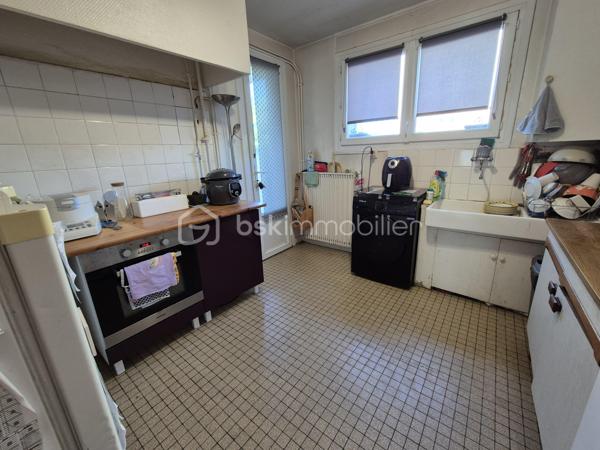 📍 TOULOUSE CÔTE PAVÉE / GUILHEMERY – Spécial Investisseur : T3 traversant avec garage et cave

🌟Au sein d'une copropriété calme des années 1960, découvrez cet appartement T3 traversant de 52 m² situé en rez-de-chaussée. Positionné dans le secteur très prisé et résidentiel de la Côte Pavée / Guilhemery, ce bien vendu loué 639€/mois offre une excellente sécurité patrimoniale grâce à son locataire historique fiable et un fort potentiel de valorisation.
📋 Caractéristiques : 52 m² en rez-de-chaussée composé d'une entrée, un séjour de 14m², une cuisine indépendante de 9.46m², 2 chambres, une salle d'eau + WC. Appartement traversant Est-Ouest garantissant une belle lumière tout au long de la journée, et deux petites terrasses pour profiter des beaux jours.
Les grands + : Un garage fermé (box), une cave + place parking, trois actifs très recherchés et rares sur le secteur.
Diagnostic Énergie (DPE) : Classe E.
🛠 Potentiel & Rénovation : l'appartement est dans son jus et nécessitera des travaux de rénovation (rafraîchissement, isolation, cuisine/salle de bains) pour un budget de travaux estimé à environ 20 000€.
Opportunité fiscale : Idéal pour un projet en déficit foncier afin d'optimiser fortement votre fiscalité et de moderniser le bien pour le futur.

📈 Situation locative & Calendrier : Vendu occupé par une locataire sérieuse, stable et rigoureuse dans le paiement de ses loyers. Échéance du bail : Août 2026.

🌳 Emplacement stratégique : situé sur les hauteurs de la Côte Pavée / Guilhemery, un quartier familial, verdoyant et ultra-coté de Toulouse c'est à dire à proximité immédiate des commerces de l'avenue de Jean Rieux et de l'avenue de Castres avec leurs écoles de renom à deux pas et ligne 1 de bus performante pour rejoindre l'hyper-centre. C'est un secteur à très forte valeur patrimoniale où la demande locative est permanente, notamment pour des meublés en collocation à destination des étudiants.

    L'avis de l'expert : À 135 000 € avec un garage fermé et une cave dans ce quartier, le prix au m² est particulièrement compétitif. 

Dossier complet (bail, diagnostics, plans) disponible sur demande. Contactez-moi au 06 79 15 47 27 pour planifier une visite !