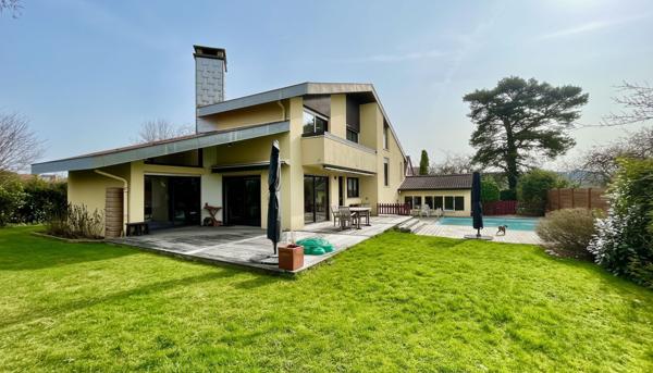 PROPRIETE AVEC PISCINE ET TERRAIN CLOS