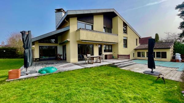 PROPRIETE AVEC PISCINE ET TERRAIN CLOS