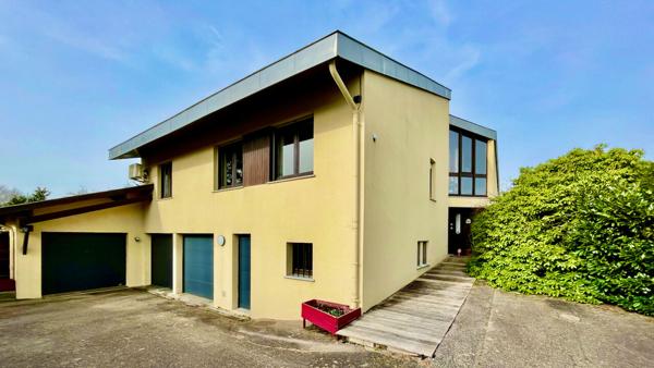 PROPRIETE AVEC PISCINE ET TERRAIN CLOS