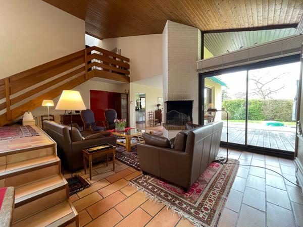PROPRIETE AVEC PISCINE ET TERRAIN CLOS