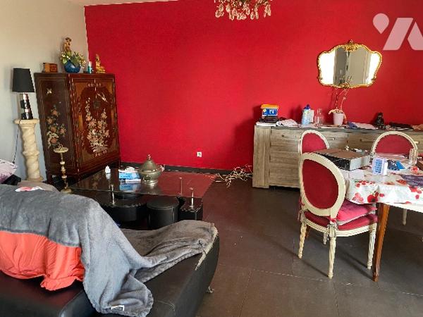 appartement offrant cuisine ouverte sur séjour,  3 chambres, salle d'eau, wc et balcons
Parking