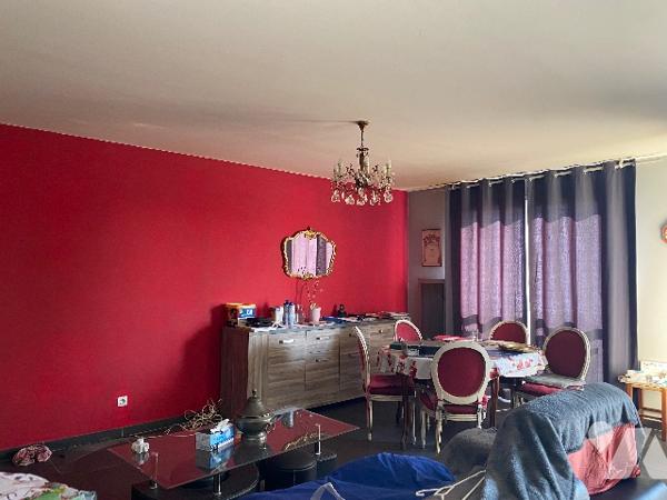 appartement offrant cuisine ouverte sur séjour,  3 chambres, salle d'eau, wc et balcons
Parking